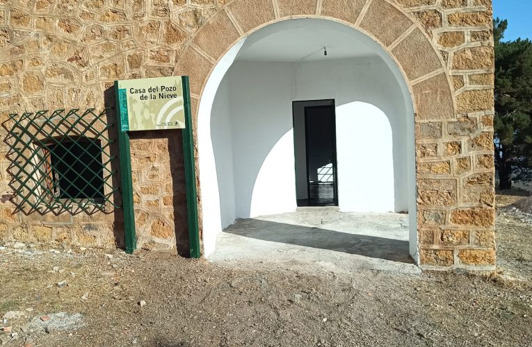 Antes de proceder a su rehabilitación integral, el Ayuntamiento ha adecentado el Pozo de la Nieve, en la sierra de Baza, y lo pone al servicio de la población
