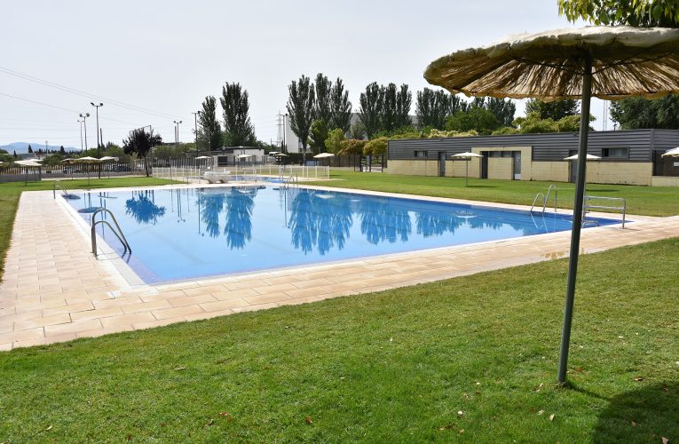 Desde el sábado 21 de junio y hasta el 31 de agosto estará abierta todos los días, de 12:00 a 20:00 horas, la piscina de verano del polideportivo municipal
