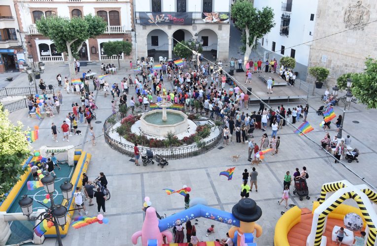 Decenas de vecinos de distintas edades participaron y bailaron al compás en el Baza Pride 2025 – Excmo. Ayuntamiento de Baza