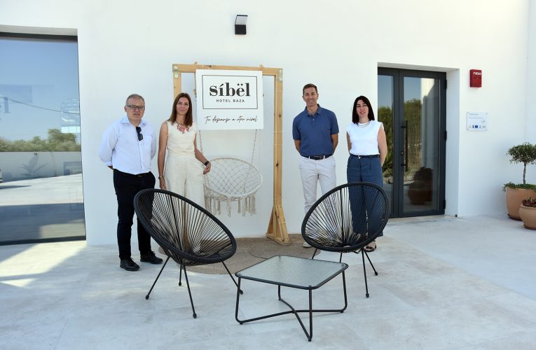 El Ayuntamiento celebra la apertura en Baza de un nuevo hotel, Síbel, y desea suerte al joven matrimonio que ha realizado esta apuesta empresarial