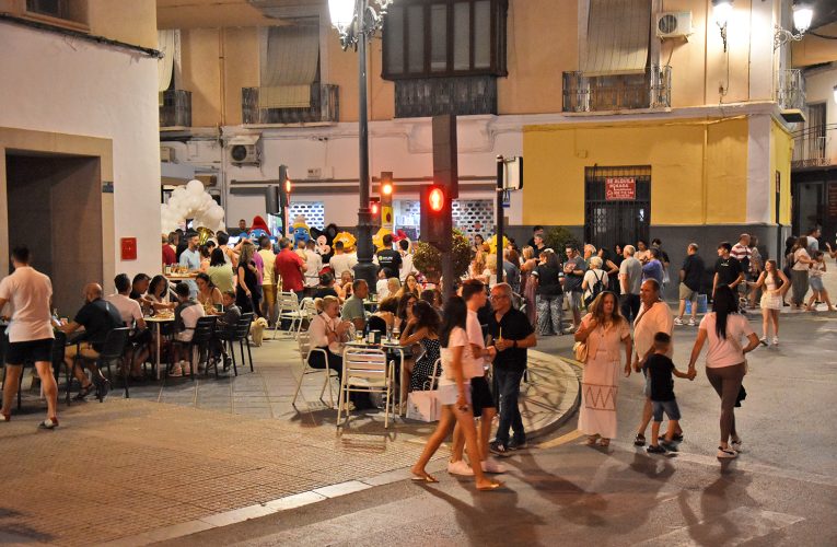 El amplio dispositivo municipal y la implicación de numerosos comercios ayudaron a incrementar notablemente el público en la calle y las ventas en la Noche en Blanco de este año