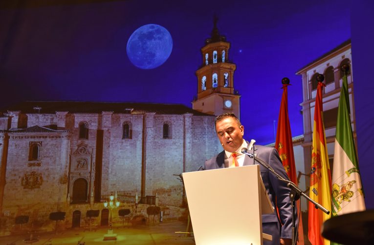 La Feria de Baza 2025 comenzó por todo lo alto con el pregón-espectáculo de Ramón Rodríguez, un canto sincero y sentido al sentimiento bastetano más popular