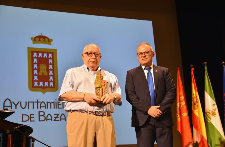 Miguel Fernández recibe una felicitación municipal por sus cincuenta años lanzando los cohetes en la salida de Cascamorras