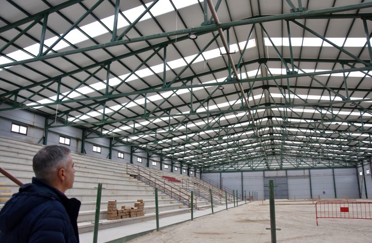 El Ayuntamiento prevé una importante reducción en el consumo de energía eléctrica tras sustituir los 60 puntos de luz del pabellón de ferias por focos led