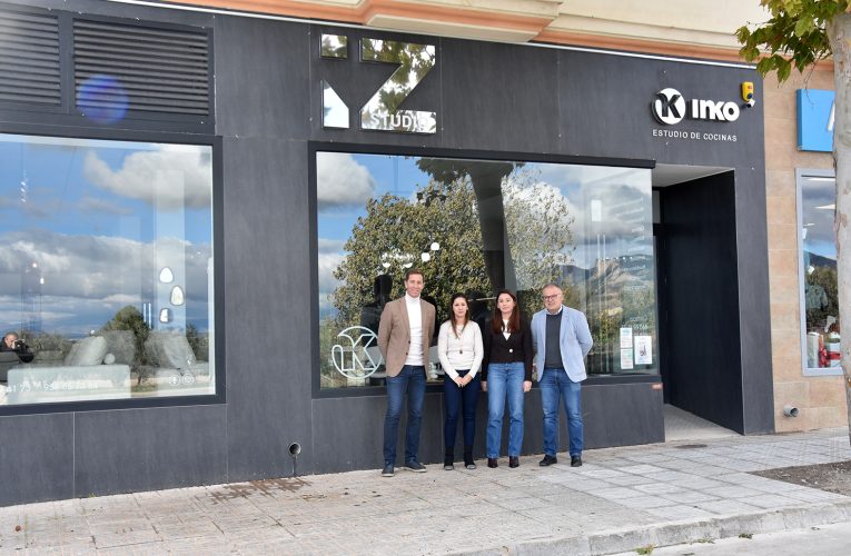 Visita municipal al establecimiento IZ Studio, que este viernes 28 de noviembre, a partir de las 20:00h., nos invita a conocerlo