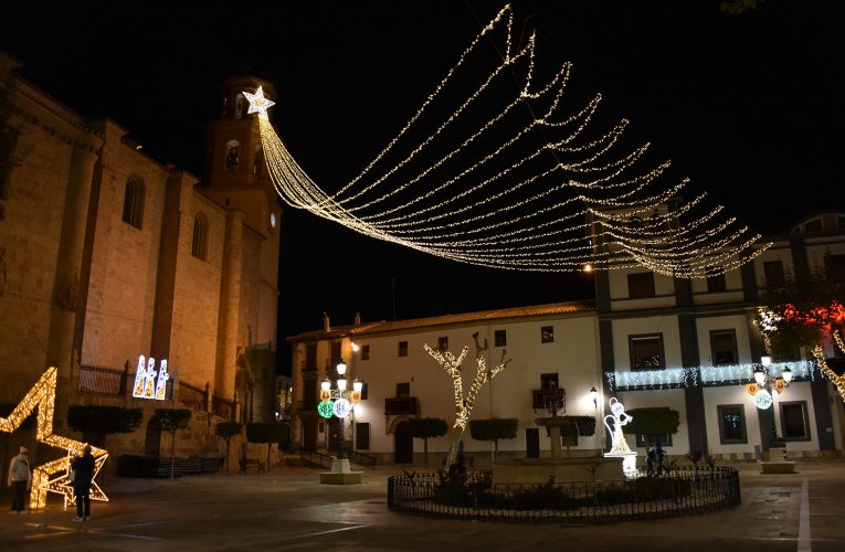 Baza inaugura la Navidad con el encendido de la iluminación extraordinaria en la Plaza Mayor, que en días sucesivos se irá extendiendo al resto de la ciudad