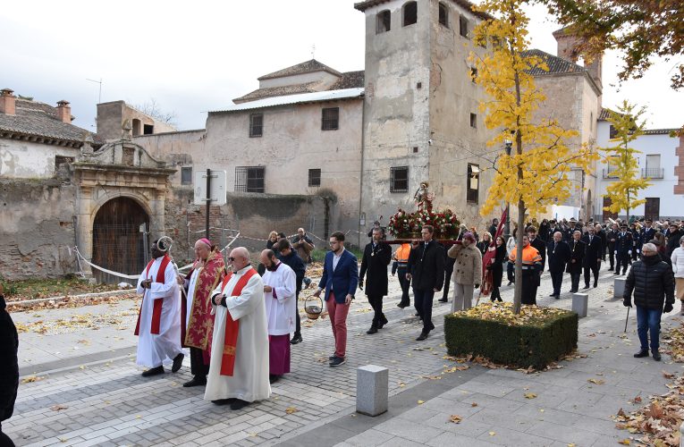 Baza ha homenajeado a su patrona, Santa Bárbara, con una procesión más larga, con una misa solemne y dando a los vecinos la oportunidad de visitarla durante unos días en el patio del ayuntamiento