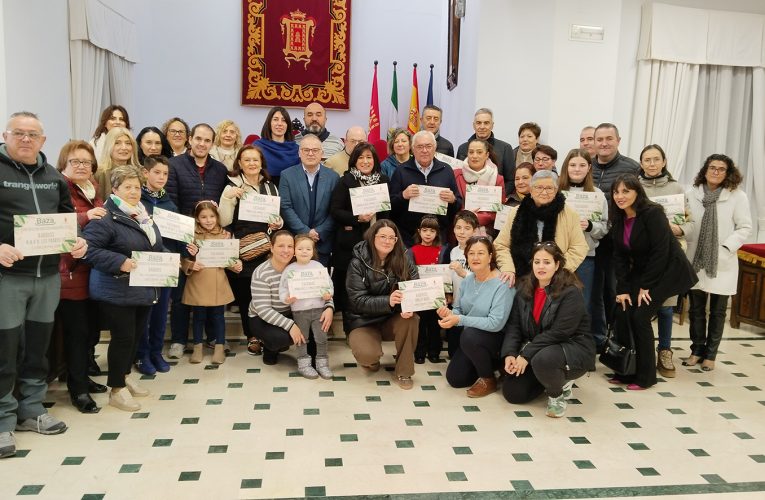 Baúl, Prados y AlGhaba; Dulces Camelia, Maqbel Perfumería y Bulevar Man & Woman; Felipe Ballesta y Juana Jiménez son los ganadores del Concurso Municipal de Decoración Navideña 2025