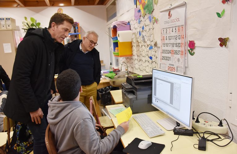 El Alcalde de Baza, Pedro J. Ramos, y el concejal en funciones de Bienestar Social, Ramón López, visitan el Centro Socioeducativo “El Ángel” para conocer el nuevo equipamiento informático adquirido gracias a una subvención autonómica