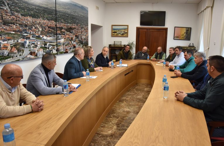 El Ayuntamiento de Baza se suma a la petición para que la Confederación Hidrográfica del Guadalquivir garantice la legalidad del trasvase Negratín-Almanzora pero también a que se otorgue cuanto antes las concesiones a nuestros regantes para que también puedan utilizar el agua del pantano