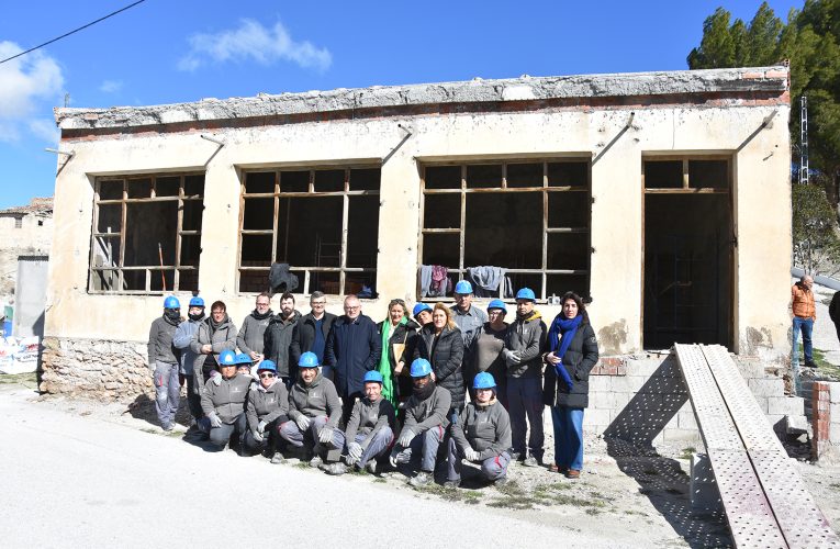 Visita a las obras de la antigua escuela rural del barrio Perchel con el delegado territorial de Empleo – Excmo. Ayuntamiento de Baza