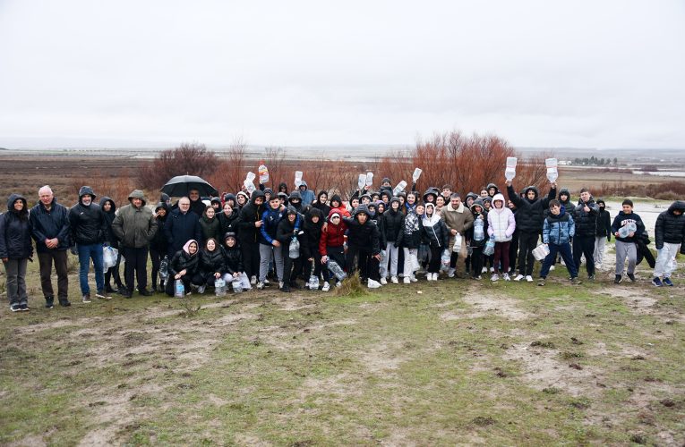El Ayuntamiento de Baza acompaña a decenas de jóvenes estudiantes en un acto en defensa del Humedal del Baíco – Excmo. Ayuntamiento de Baza