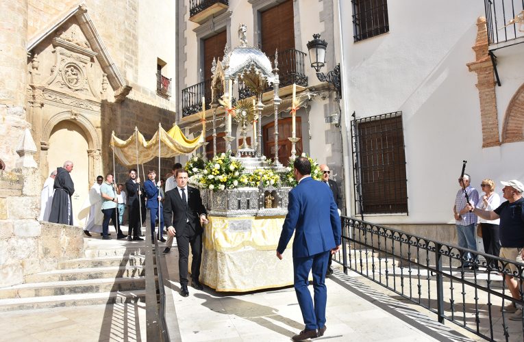 La Custodia, acompañada de decenas de vecinos, volvió a recorrer las calles de Baza – Excmo. Ayuntamiento de Baza