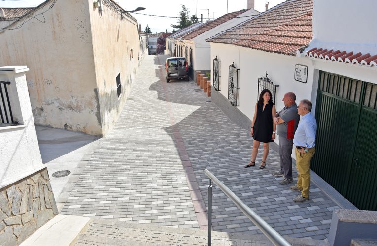 Renovada por completo la calle Javier Molina, que ha mejorado su estética, sus instalaciones y su funcionalidad – Excmo. Ayuntamiento de Baza