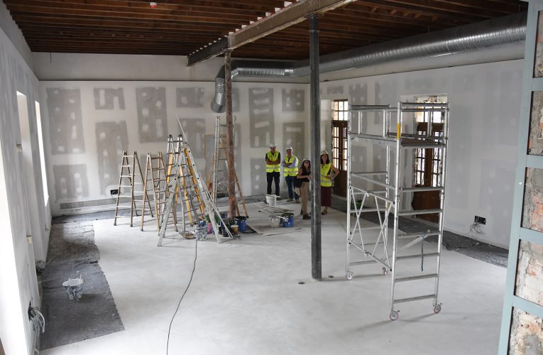 Las obras de la antigua estación de ferrocarril de Baza la están convirtiendo en un edificio moderno, amplio y versátil a disposición de la ciudad