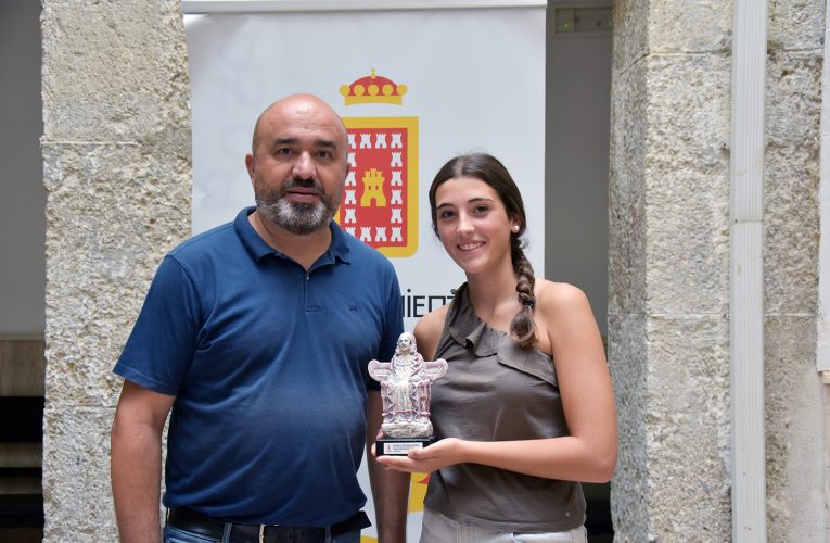 Reconocimiento municipal del Ayuntamiento de Baza a la bastetana Daniela Ortega, campeona de España de Balonmano Playa con la selección andaluza infantil