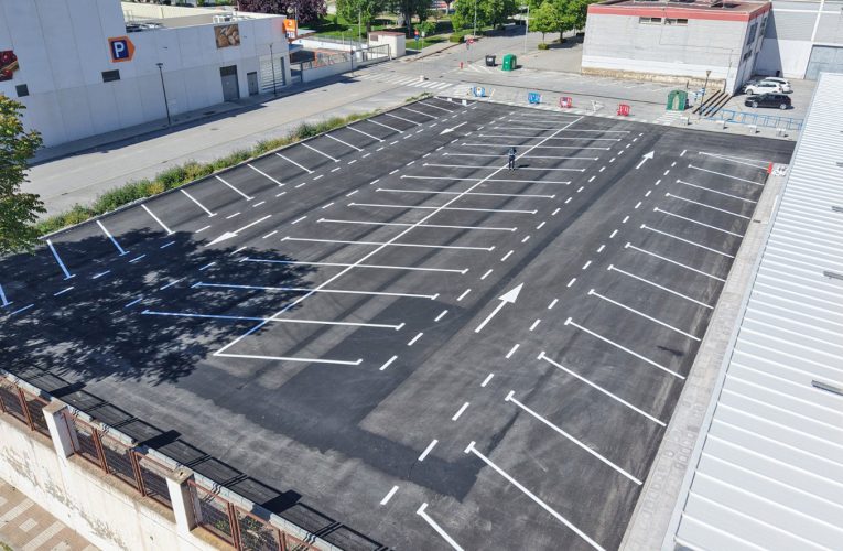El Ayuntamiento de Baza reordena y adecenta dos solares que estaban siendo utilizados como zonas de aparcamiento junto a instalaciones deportivas, y crea en ellos 160 plazas de estacionamiento