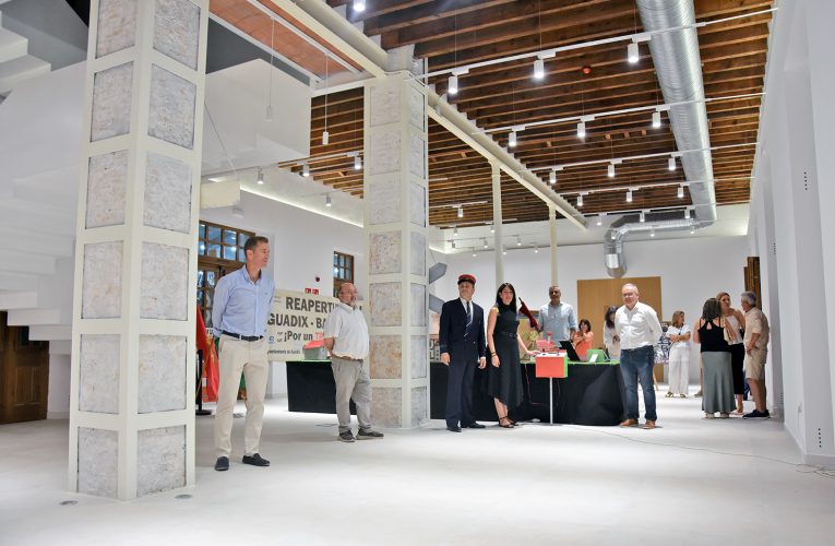 El Ayuntamiento presenta la nueva sala rehabilitada en la antigua estación de ferrocarril, con una exposición reivindicativa por la reapertura de la línea