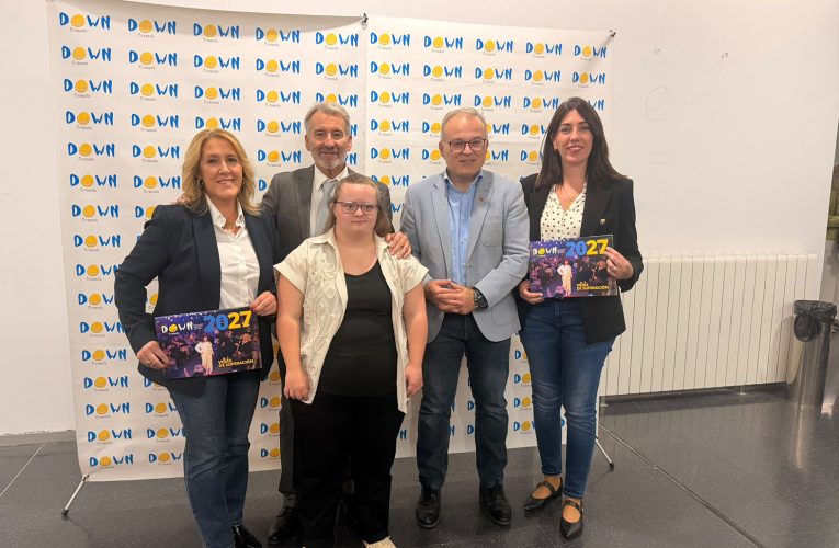 El Ayuntamiento de Baza acompañó la presentación del calendario 2027 de la Asociación Granadown – Excmo. Ayuntamiento de Baza